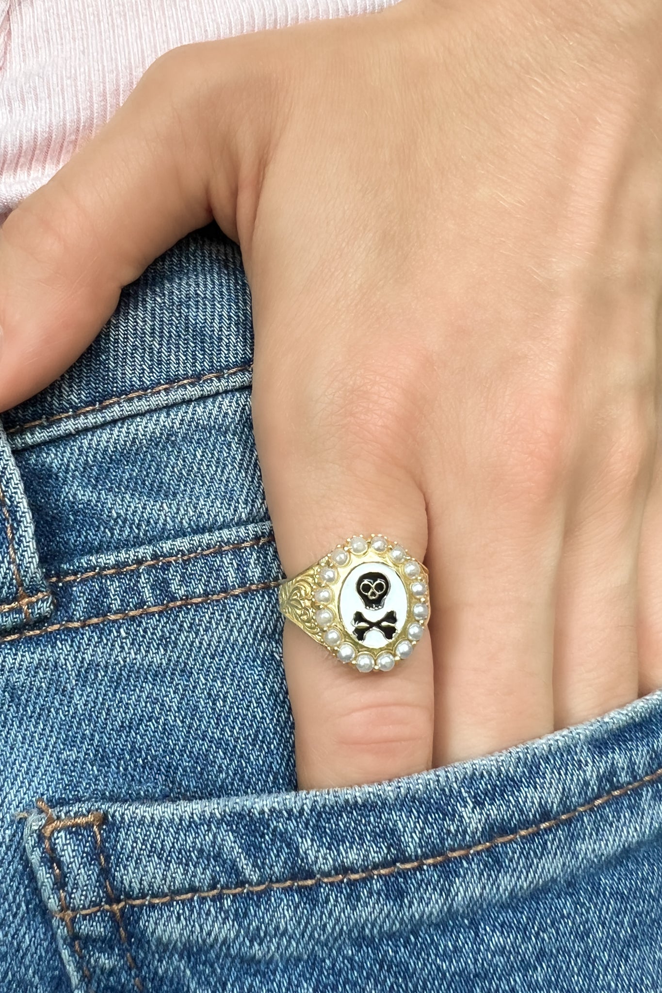 Mourning Memento Ring (Haunting Enamel) - Gold