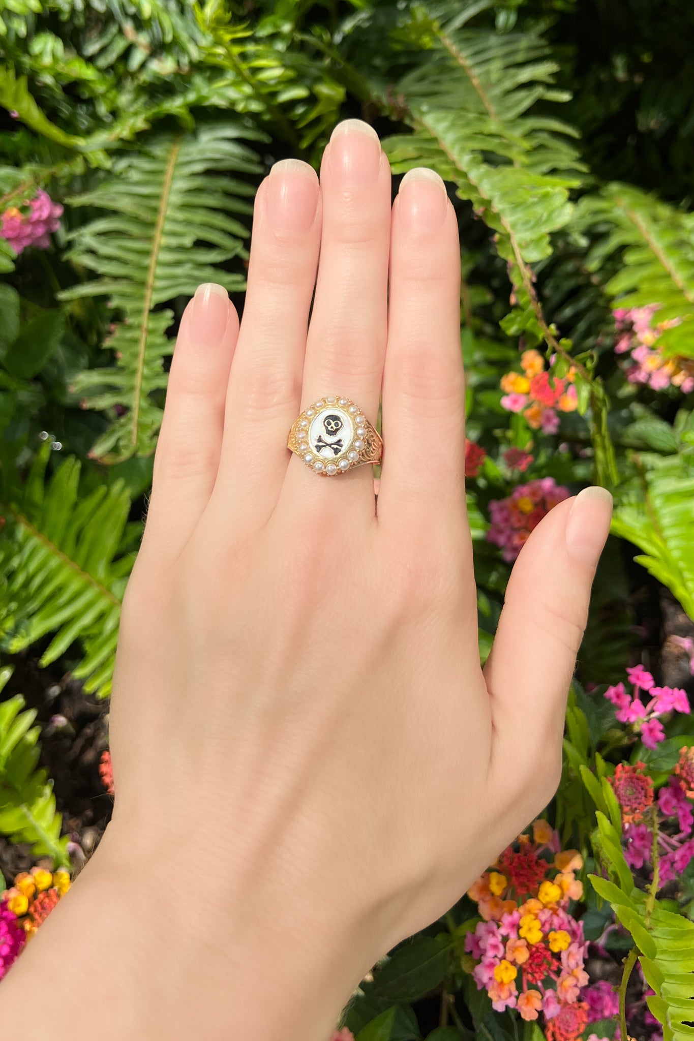 Mourning Memento Ring (Haunting Enamel) - Gold