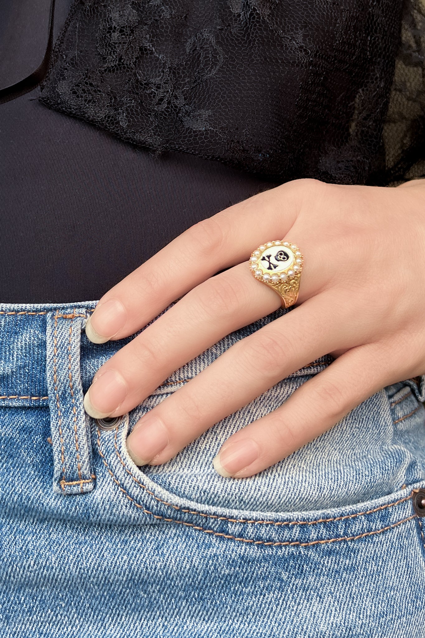 Mourning Memento Ring (Haunting Enamel) - Gold