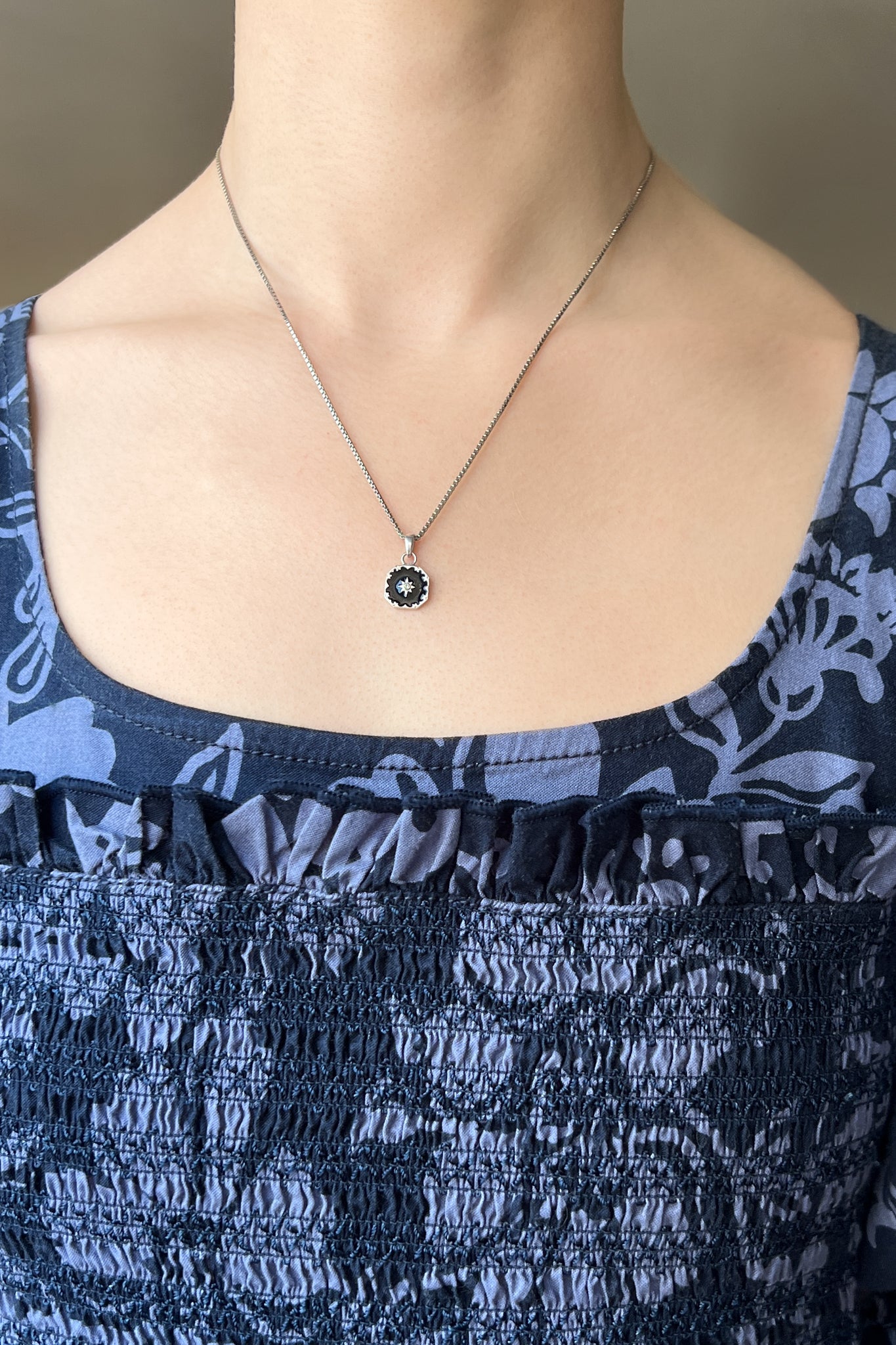 feminine mourning jewelry