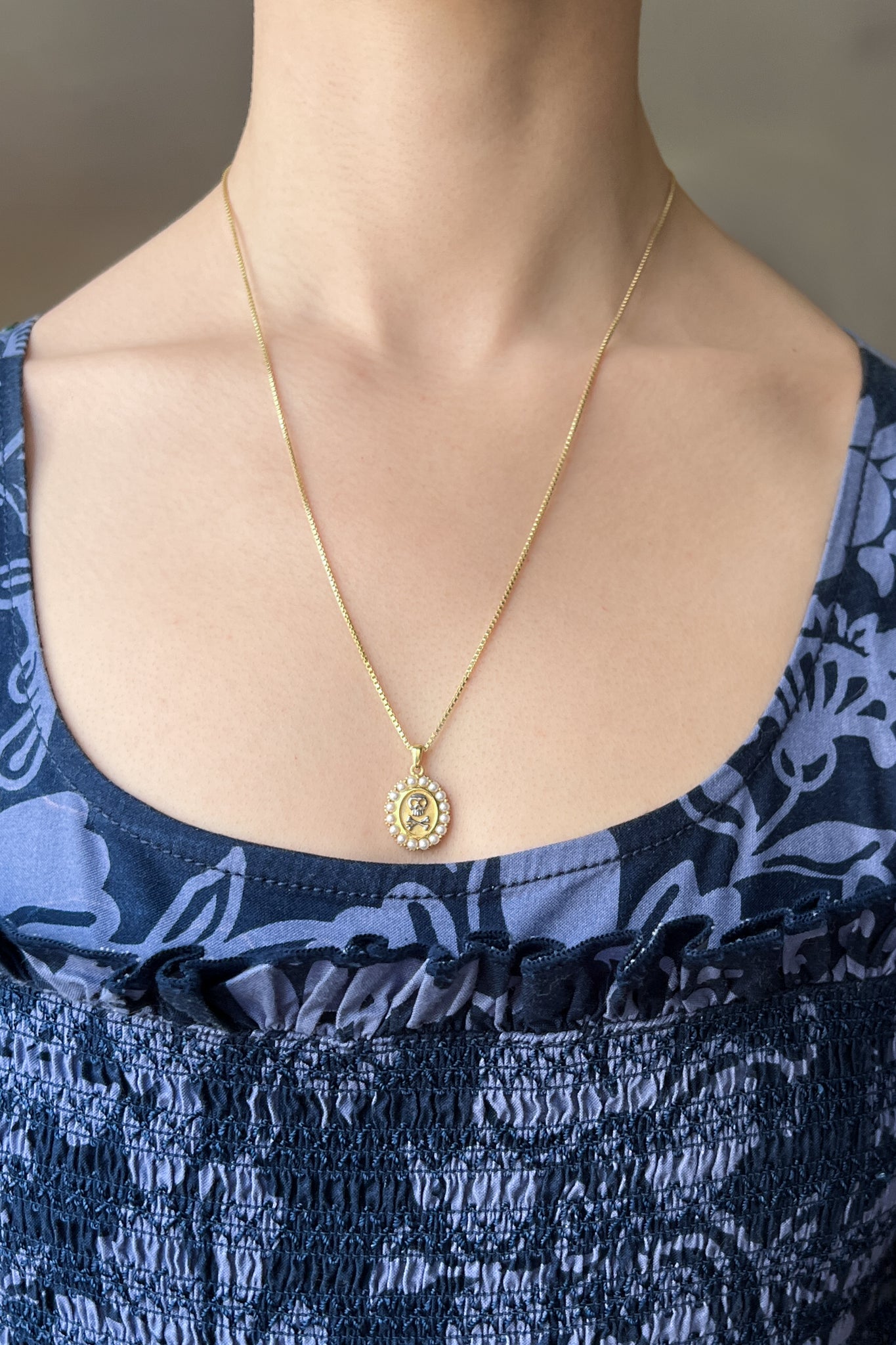 skull and cross bones necklace