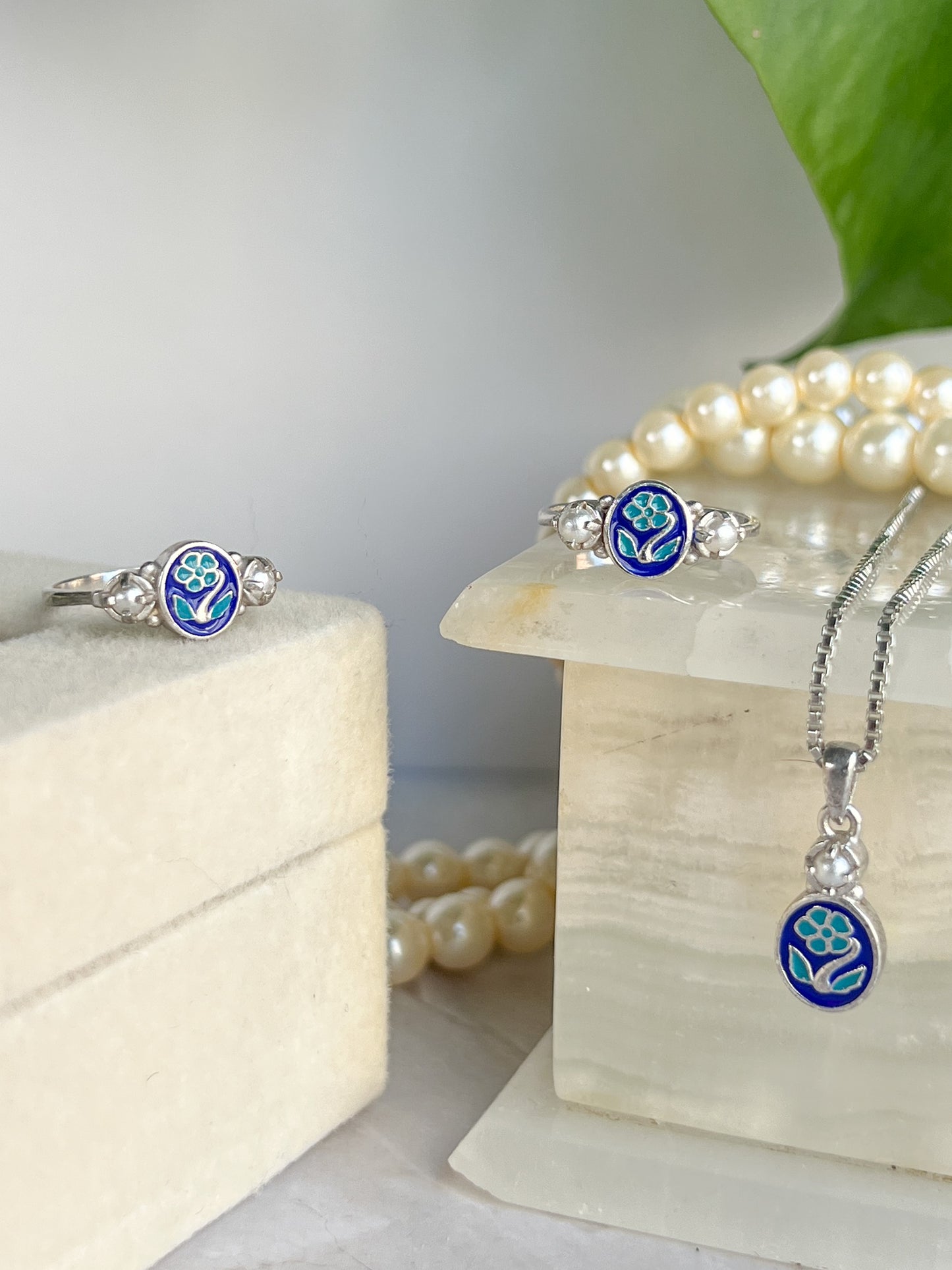 Mourning Bloom Necklace - Silver