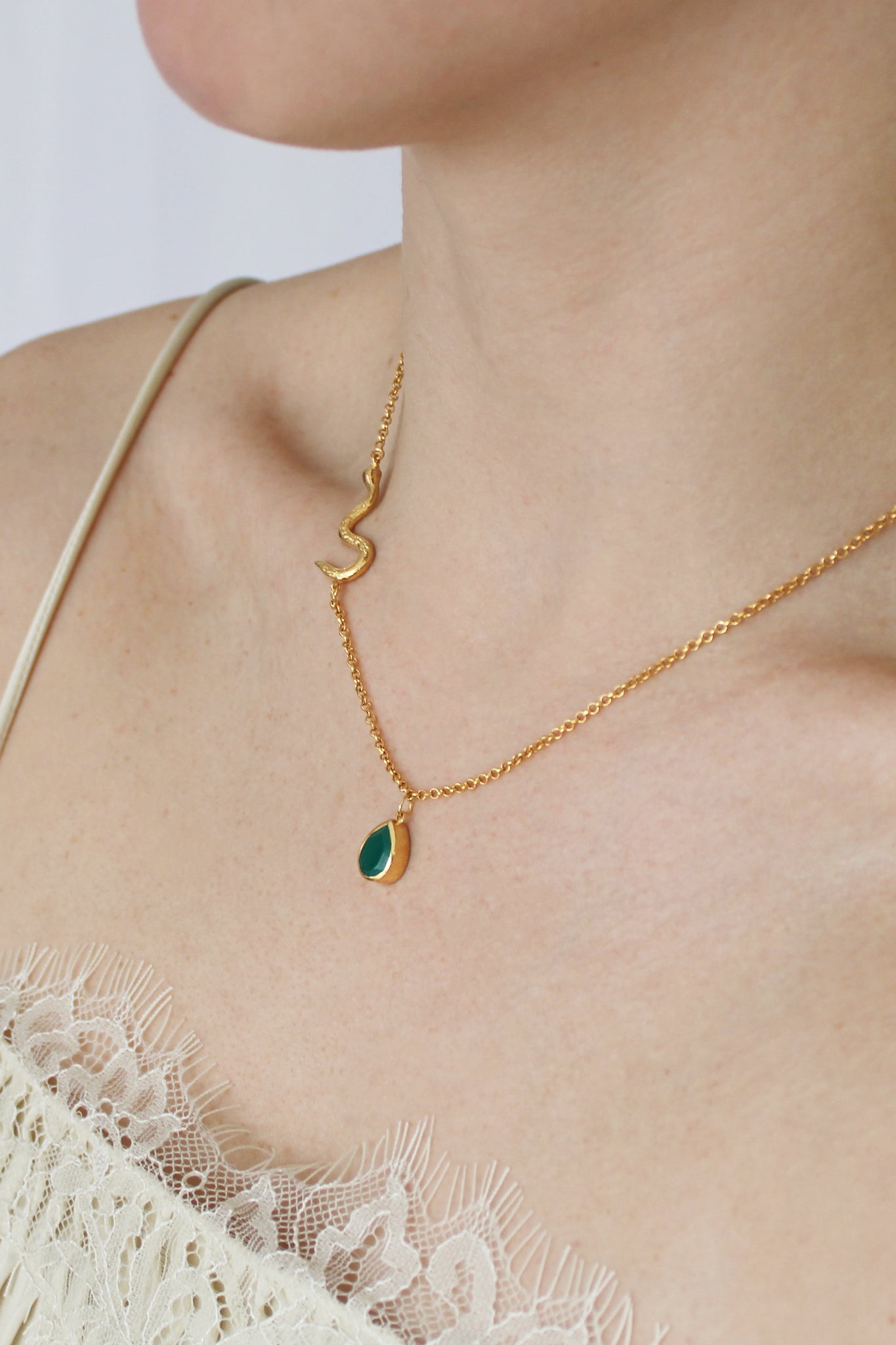 Devoted Necklace in 18k gold vermeil on model, asymmetric serpent chain and green onyx teardrop pendant, side view, Ether Jewelry