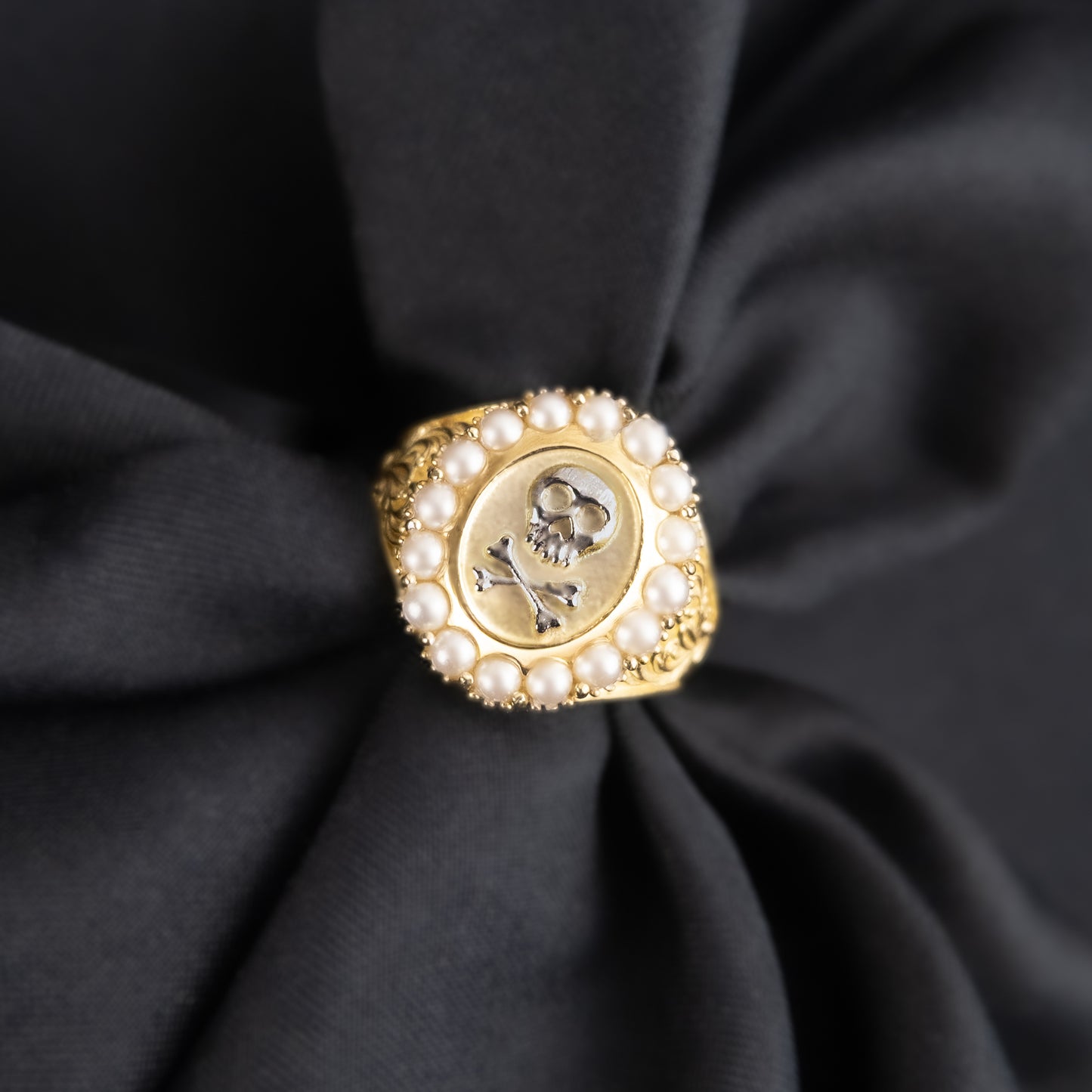 Mourning Memento Ring (Heirloom Metal) - Gold