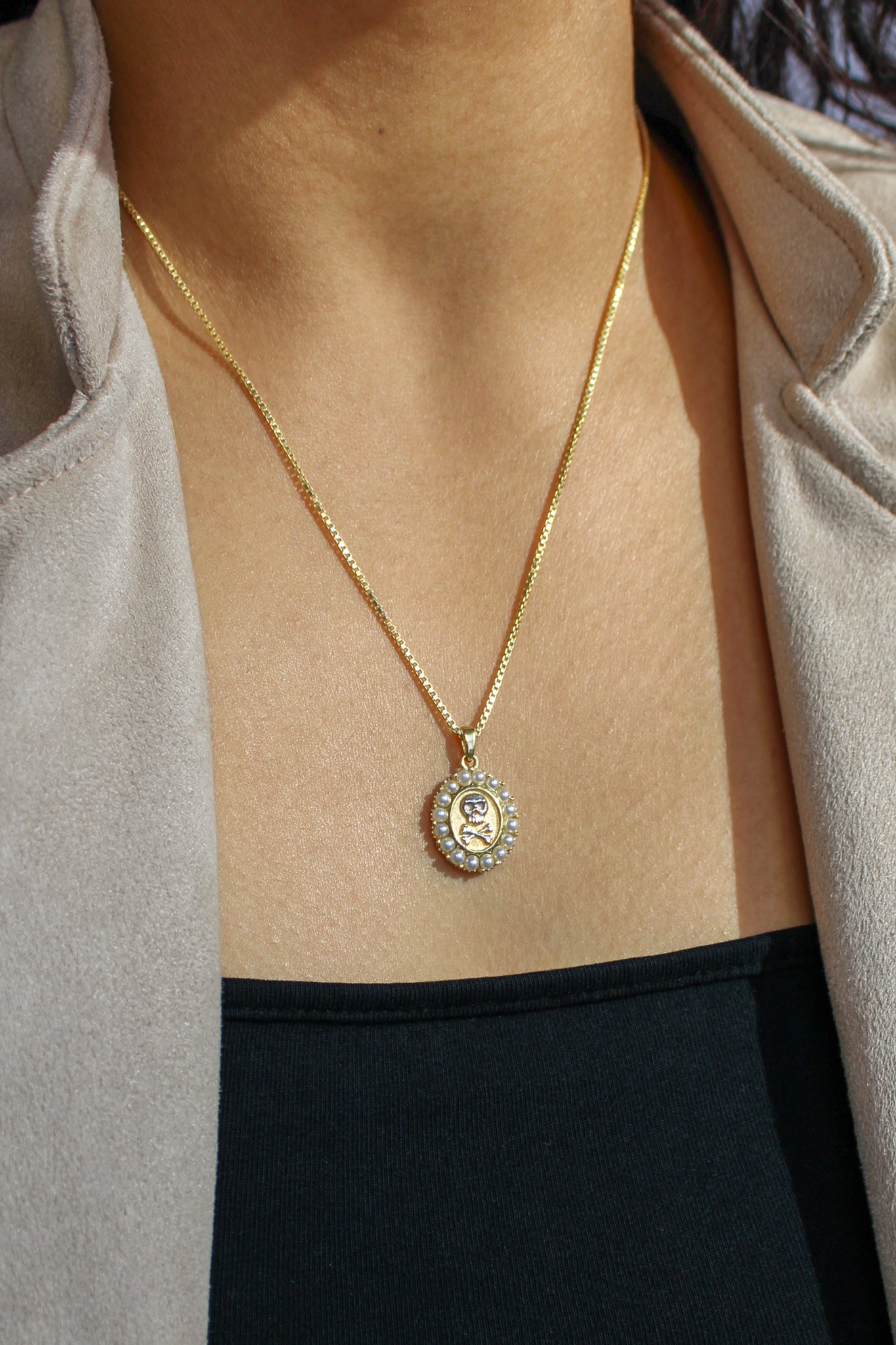 dark elegant pendant for women