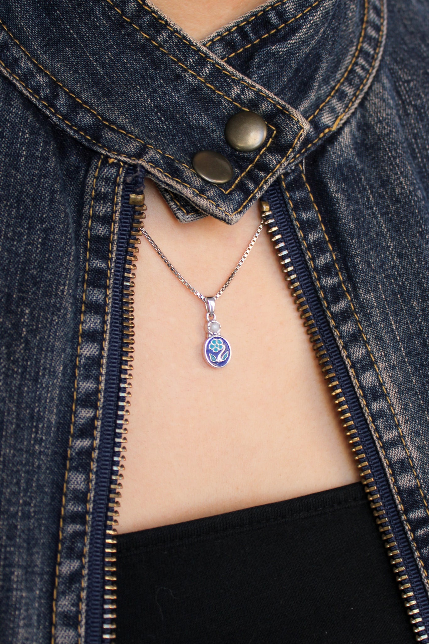 Forget-me-not motif necklace