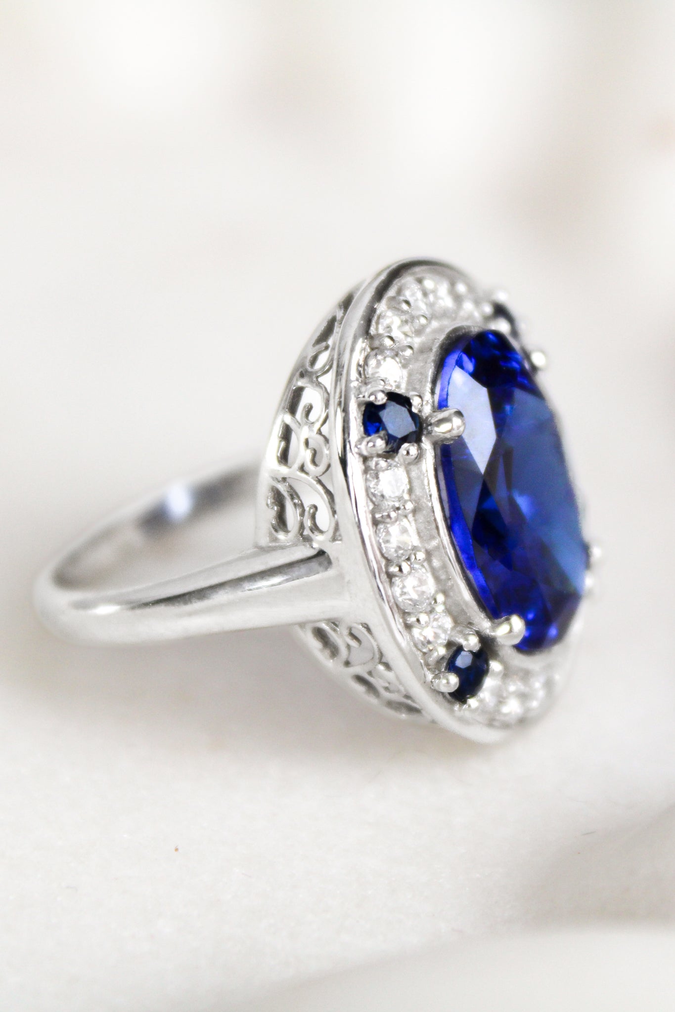 Marco shot of Diana Legacy Ring in Silver with Sapphire Blue Gemstone