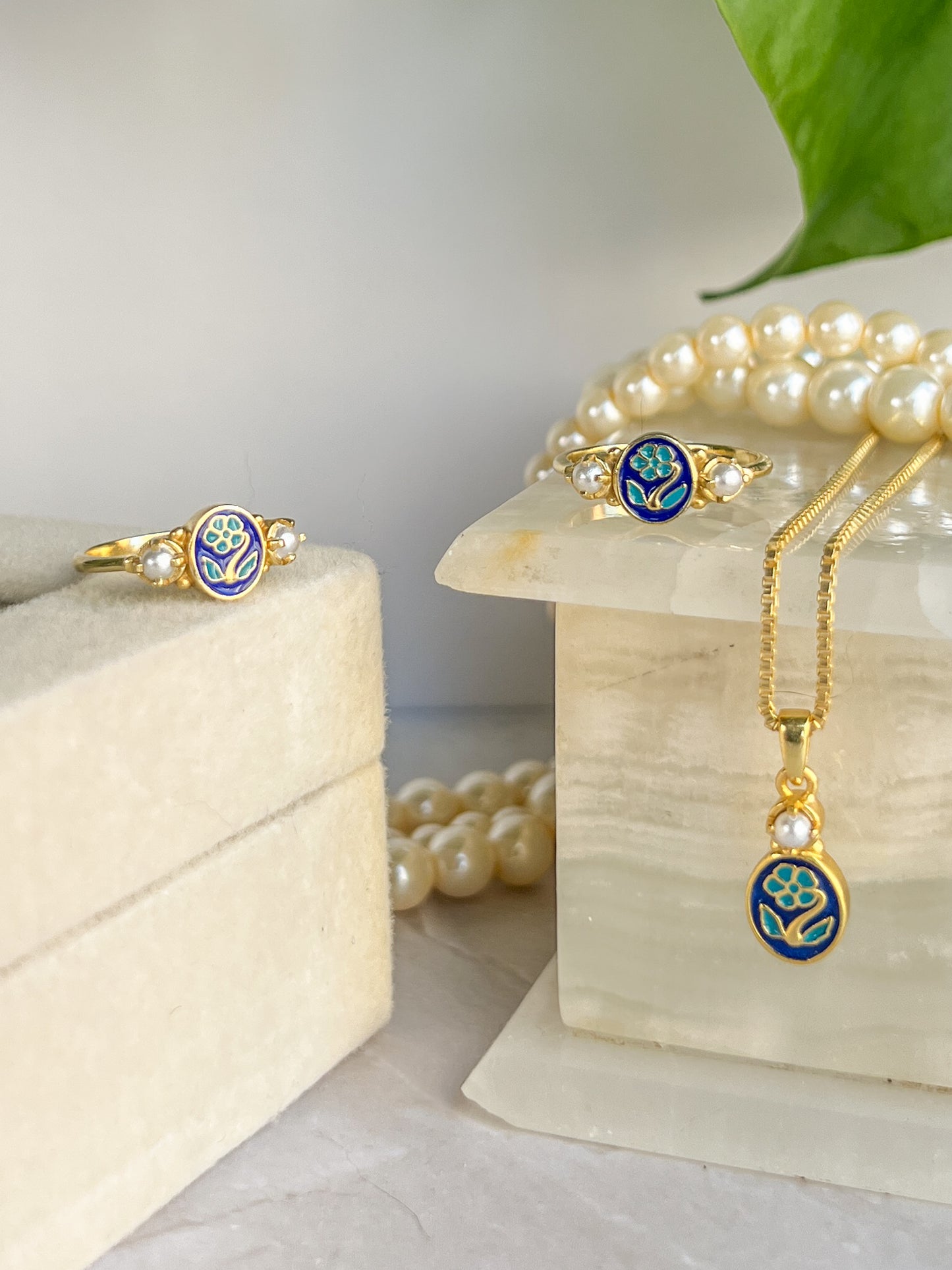Mourning Bloom Necklace - Gold