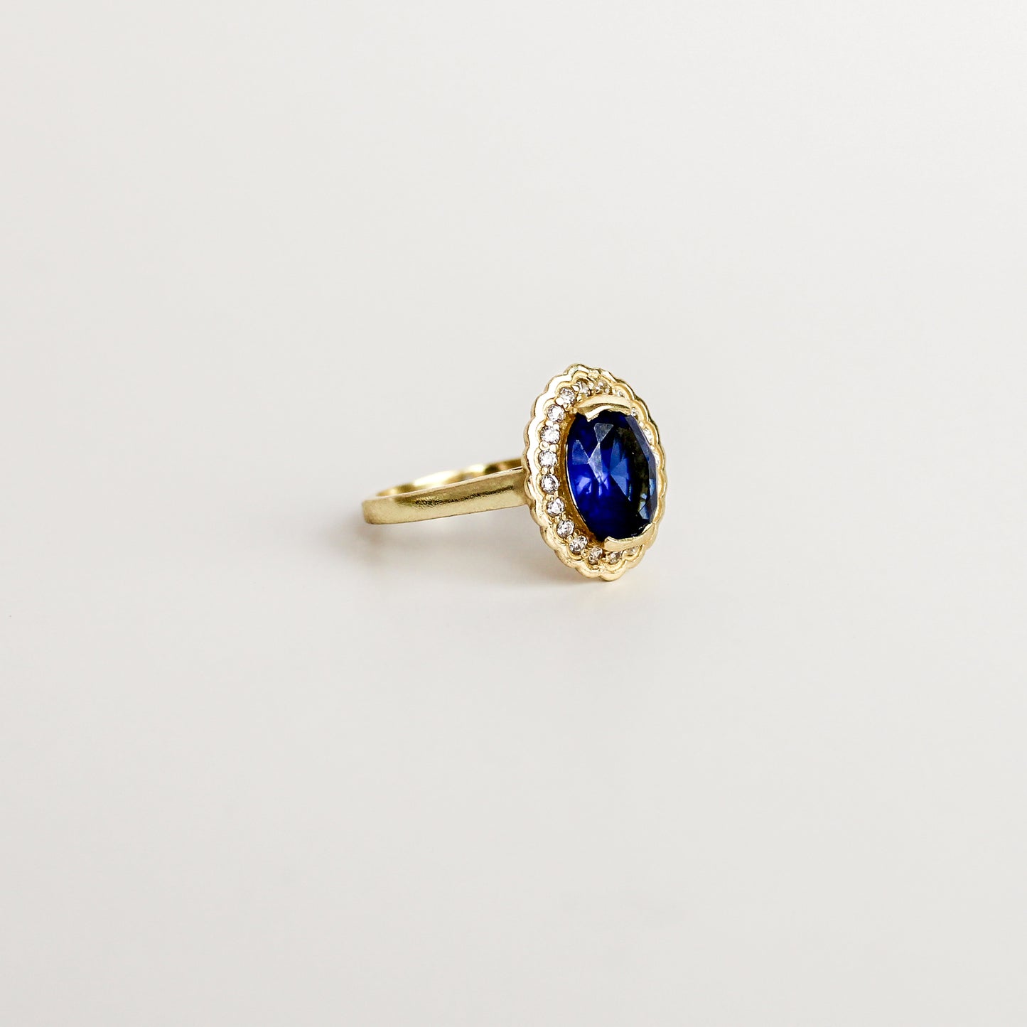 Sapphire Poise Ring - Gold