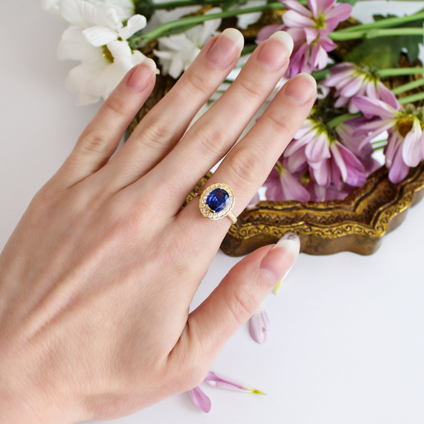 Sapphire Poise Ring - Gold