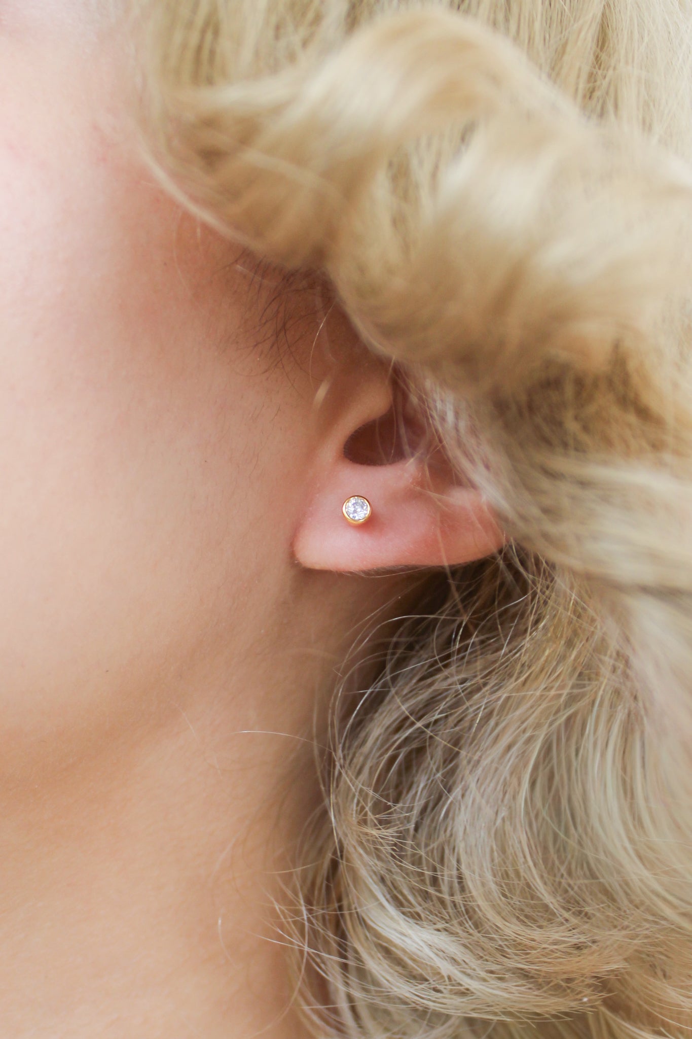 Vesta Stud Earrings - gold